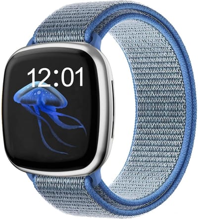 Strap-it nylon smartwatch bandje geschikt voor Fitbit Sense / Versa 3 (lichtblauw) – ademend, lichtgewicht en verstelbaar – vervangende polsband voor Fitbit smartwatch
