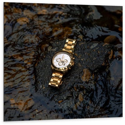 Dibond - Goude Horloge op Waterige Steen - 100x100cm Foto op Aluminium (Wanddecoratie van metaal)