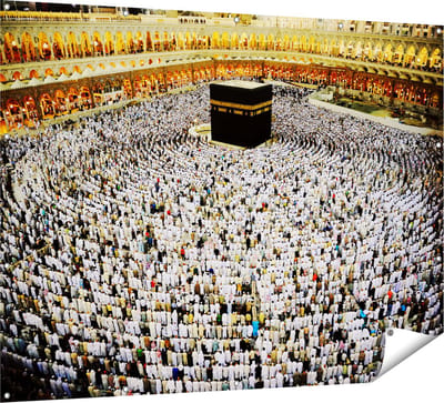 Gards Tuinposter Zwarte Steen in Mekka met Biddende Moslims - 160x120 cm - Tuindoek - Tuindecoratie - Wanddecoratie buiten - Tuinschilderij