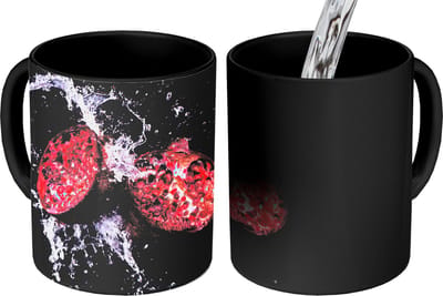 Magische Mok - Foto op Warmte Mokken - Koffiemok - Granaatappel - Fruit - Water - Zwart - Paars - Magic Mok - Beker - 350 ML - Theemok