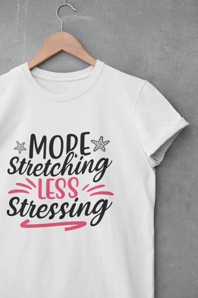 Shirt - More stretching, less stressing - Wurban Wear | Grappig shirt | Leuk cadeau | Unisex tshirt | Yoga | Yoga nidra | Yoga kleding | Yoga shirt | Yogamat | Wit