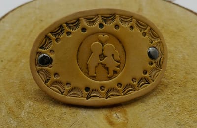 Leren klein haarclip van verliefde kinderen in sierrand kleur beige - verliefde stelletje op leren haarclip - haaraccessoires kinderen - mooie handgemaakte lederen klein haarclips - prachtige klein haarclips voor kinderen / volwassen dun haar