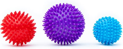 Intirilife massagebal set van 3 fascieballen in paars - rood - blauw puistbal - 9 / 7,5 / 6 cm - egelbal voor zelfmassage massagebal voor rug benen voeten reflexzones stekelige bal