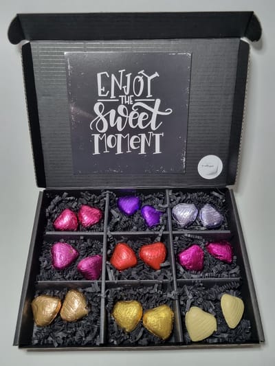 Hartjes Box met Chocolade Hartjes & Mystery Card 'Enjoy the Sweet Moment' met persoonlijke (video) boodschap | Valentijnsdag | Moederdag | Vaderdag | Verjaardag | Chocoladecadeau | liefdevol cadeau