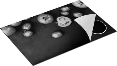 Chefcare Inductie Beschermer Tomaten op Zwarte Marmer - Zwart Wit - 80x50 cm - Afdekplaat Inductie - Kookplaat Beschermer - Inductie Mat