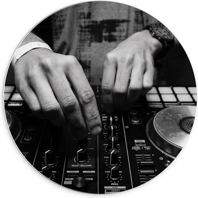 Forex Wandcirkel - Dj achter Draaitafel (zwart/wit) - 70x70cm Foto op Wandcirkel (met ophangsysteem)