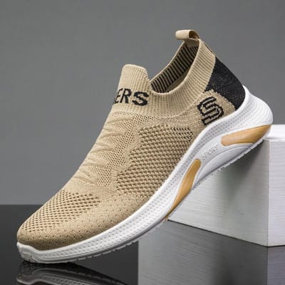 Lente en Zomer Instappers Casual Schoenen Nieuwe Vliegweefsel Ademende Hardloopschoenen Heren Sneaker 44 beige