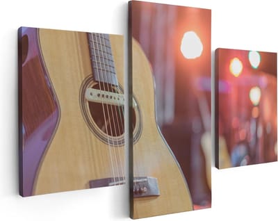 Artaza Canvas Schilderij Drieluik Gitaar bij het Podium - 90x60 - Foto Op Canvas - Canvas Print