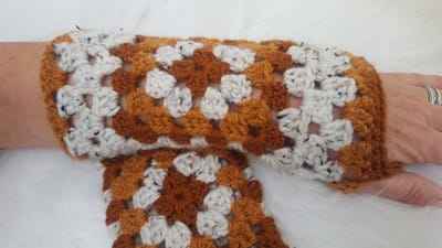 Handgemaakte warme vingerloze handschoenen / polswarmers in cognac, bruin, wit gespikkeld met glinsterdraad gehaakt Maat L / XL