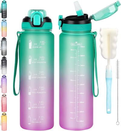 Famanu 1 liter Drinkfles, sportfles, vaatwasmachinebestendig, lekvrije rietjesfles met tijdmarkering, niet giftig, voor hardlopen, fietsen, fitnessstudio, school, bureau, Kleur: groen, paars.