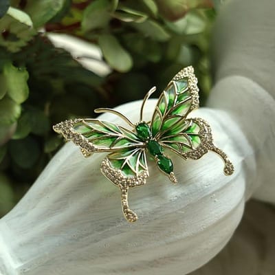 Broche Épinglette Papillon en Cristal Exquis Mode Élégante Femmes Filles Classique Haut de Gamme Dame Strass Vintage Badges Bijoux white