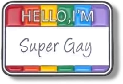 Hello I’m Super Gay Enamel Pin – Regenboogkleurige Naamsticker Pin – LGBTQIA+ Statement Badge van Kinky Pleasure