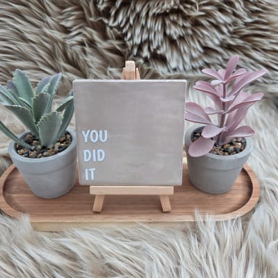 Robuust wenstegeltje “You did it” – 10x10 cm – Wanddecoratie & Cadeau – Cadeau Geslaagd – incl standaard – Trendy nu - Feest - Geslaagd - Rijbewijs, diploma of ander succes – Decoratief Tegeltje met Standaard – Cadeau Idee