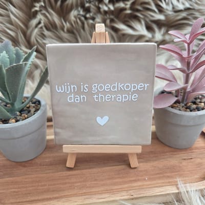 Robuust Wenstegeltje "wijn is goedkoper dan therapie" – Hip trendy tegeltje – 10x10 cm – Cadeau voor Partner, vriendin of zomaar – Stijlvol en Persoonlijk Woonaccessoire - Zomaar - Voor jezelf - Deco – Trendy nu