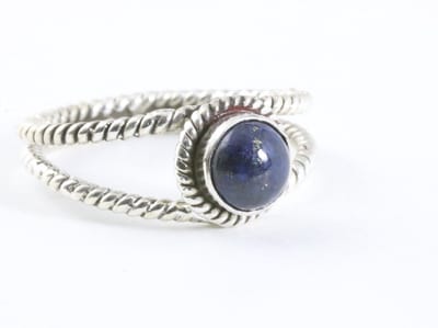 Opengewerkte zilveren ring met lapis lazuli - maat 19
