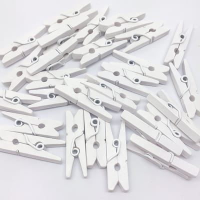 Premium - Witte Kleine houten mini knijpers - 50 STUKS - Wit - Knijpertjes - Fotoknijpers - Geboorte wasknijpers - 2.5 CM - Foto knijpers - Knijper om foto's aan op te hangen - Fotohouder - Knijpers - Wasknijpers - Kerstkaart hangers - Pola