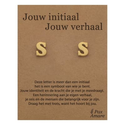 Letter S Oorbellen op Cadeau Kaartje - Jouw initiaal, jouw verhaal - Goudkleurig Stainless Steel - 7mm Initiaal Oorknopjes- Pax Amare