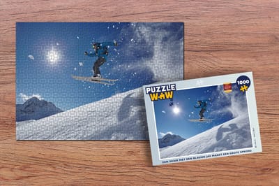 Puzzel Een skiër met een blauwe jas maakt een grote sprong - Legpuzzel - Puzzel 1000 stukjes volwassenen