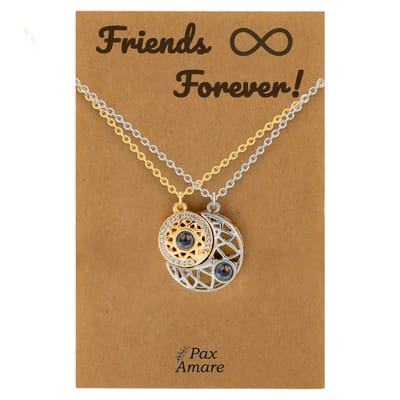 BFF Ketting voor 2 ' Friends Forever' - Rondjes ILY IN 100 TALEN - Vriendschapsketting op Cadeau Kaartje - 45cm + 5cm verstelbaar - Goudkleurig & Zilverkleurig - Best Friends Hanger - Pax Amare