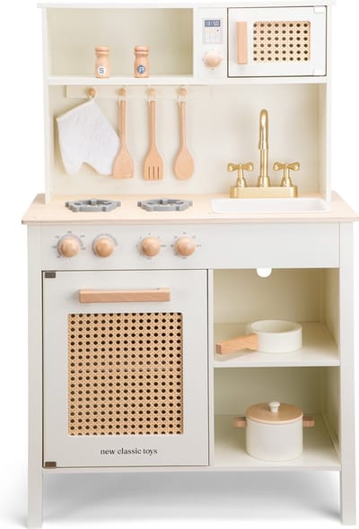 Woet® Houten Speelgoed Kinderkeuken - Speelkeukentje met Rotan Details en Gouden Kraan - Speelkeuken Gebroken Wit met Diverse Accessoires - Werkbladhoogte 55 cm - Rollenspel - Vanaf 3 Jaar