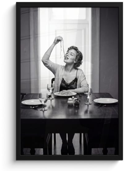 Poster in lijst - Fotolijst 40x60 cm - Posters - Vrouw - Spaghetti - Zwart - Wit - Posterlijst zwart - Decoratie - Wanddecoratie woonkamer - Muurdecoratie slaapkamer