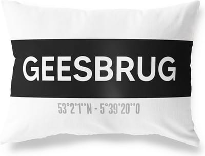Tuinkussen GEESBRUG - DRENTHE met coördinaten - Buitenkussen - Bootkussen - Weerbestendig - Jouw Plaats - Studio216 - Modern - Zwart-Wit - 50x30cm