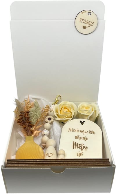 Geschenkbox Wil jij mijn METER zijn? | beige | 3D vaasje | houten poppetjes | sleutelhanger | droogbloemen | meter vragen | meter worden | peettante vragen | peettante worden | cadeau | doosje met een vraag