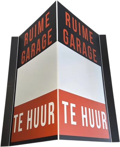 Raambord/ Immobord | "Ruime garage te huur" | 70 x 100 cm (verticaal model) | Raambord | V-bord | Parkeerplaats | Weersbestendig | Inclusief sterke dubbelzijdige tape | Opvallend | 1 stuk