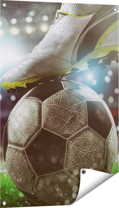Gards Tuinposter Voetbal Aftrap met de Bal in het Stadion - 60x90 cm - Tuindoek - Tuindecoratie - Wanddecoratie buiten - Tuinschilderij