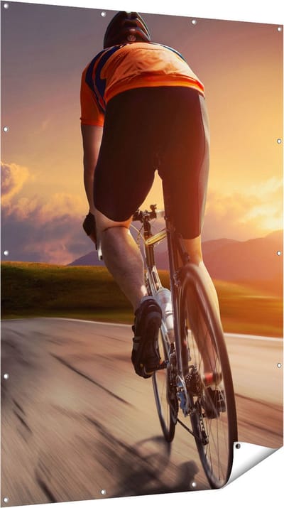 Gards Tuinposter Wielrennen Fietser op de Weg bij Zonsondergang - 120x180 cm - Tuindoek - Tuindecoratie - Wanddecoratie buiten - Tuinschilderij