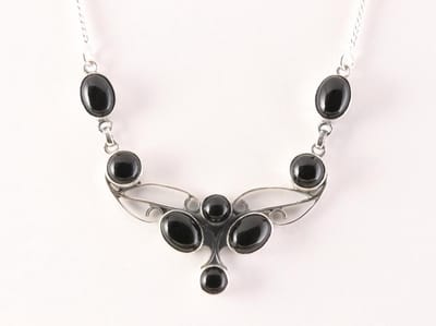 Bewerkte zilveren ketting met onyx