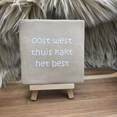 Robuust wenstegeltje “oost west thuis kakt het best” – Keramiek 10x10 cm – Humoristische Wanddecoratie & Cadeau – Cadeau vrienden,zomaar – Humor tegeltje - Grappige tekst tegel – WC decoratie humor