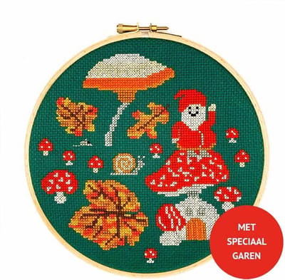 Kabouter op paddenstoel borduurpakket - Studio Koekoek herfstcollectie - pakket inclusief speciaal borduurgaren en houten borduurring
