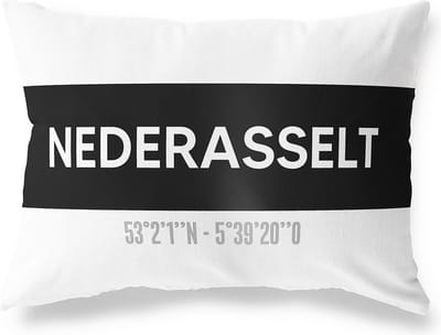 Tuinkussen NEDERASSELT - GELDERLAND met coördinaten - Buitenkussen - Bootkussen - Weerbestendig - Jouw Plaats - Studio216 - Modern - Zwart-Wit - 50x30cm