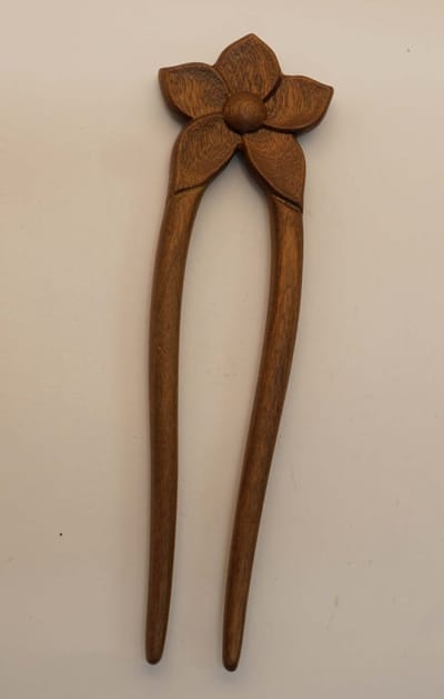 Bruin Houten Haarstok Met Bloemdecoratie, Charmante Houten Haarpin Voor Dames, Natuurlijk Haaraccessoire Om Een Knot Vast Te Houden