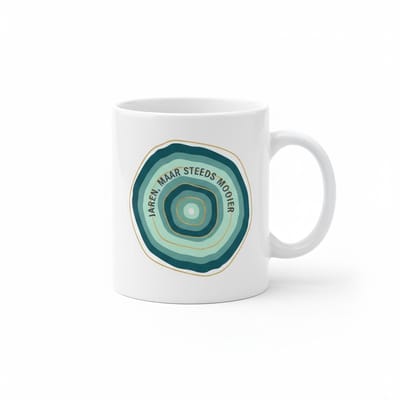 Minimalistische Koffiemok “Haar Steeds Mooier” – Stijlvolle Mok met Moderne Print – Keramische Koffiebeker 330 ml