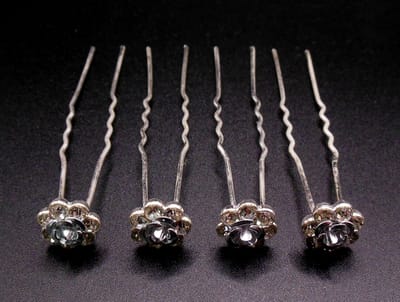 Haarpinnen roosje met 7 strass punten rondom