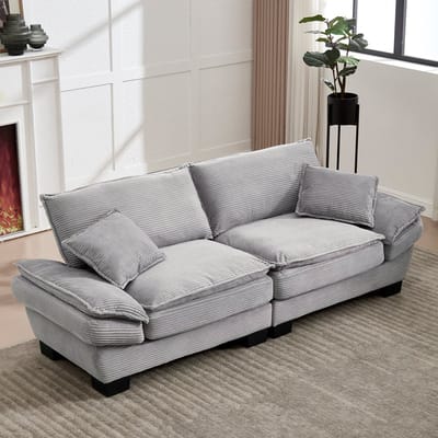 Een moderne, eenvoudige tweepersoonsbank met een comfortabel donzen bed. Eén kussen is voldoende; de bank is knus maar toch ruim en biedt voldoende plaats voor de woonkamer, slaapkamer of kantoor. Lichtgrijs.