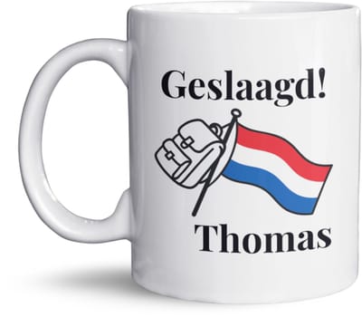 NietMokken.nl - Geslaagd Beker – Geslaagd! met naam – Grappige mok voor geslaagde scholier – Cadeau examenjaar middelbare school – 325 ml keramiek – Aan beide zijden bedrukt – Vaatwasser- en magnetronbestendig