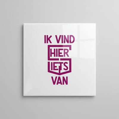 Opvallende Nederlandse Quote Keramische Tegel – “Ik Vind Hier Iets Van” Moderne Statement Wanddecoratie – 15 × 15 cm