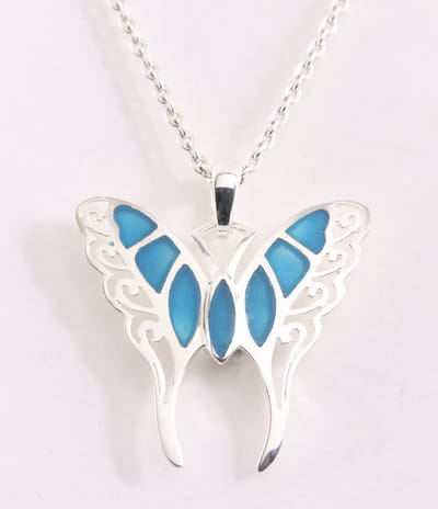 Zilveren vlinder hanger met blauwe agaat aan ketting