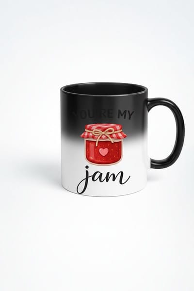 Magische Mok 'You're My Jam' | Warmtegevoelige Zwarte Koffiemok met Liefdevolle Jam Pot Illustratie