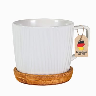 Intirilife Koffiekop met Noords geribbeld patroon in Wit - Inhoud van 230 ml - Theekop van keramiek met houten onderzetter