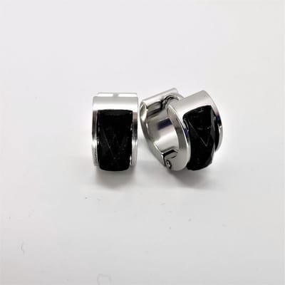 Chirurgisch staal unisex zilverkleurig oorringen met facet geslepen zwart kristal.