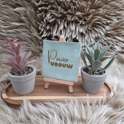 Robuust Wenstegeltje - Powervrouw – Luxe Cadeautegel met Tekst – Perfect Cadeau voor verjaardagen, vriendinnen, collega’s of als motivatie voor jezelf - Trendy nu – 10X10 – Decoratief Tegeltje met Standaard – Cadeau Idee