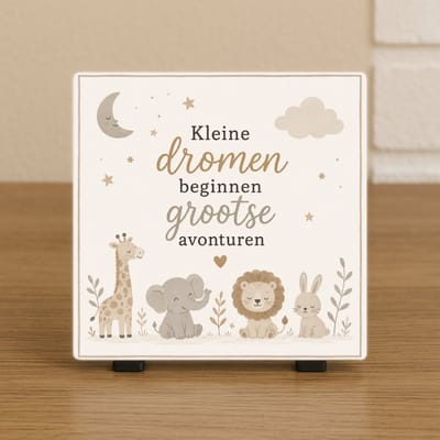 Wenstegeltje "Kleine dromen beginnen grootse avonturen" - Decoratie tegeltje - Geboorte - Kraamcadeau - Babyshower - Baby- of Kinderkamer - Trendy nu - Incl standaard - Eigen collectie