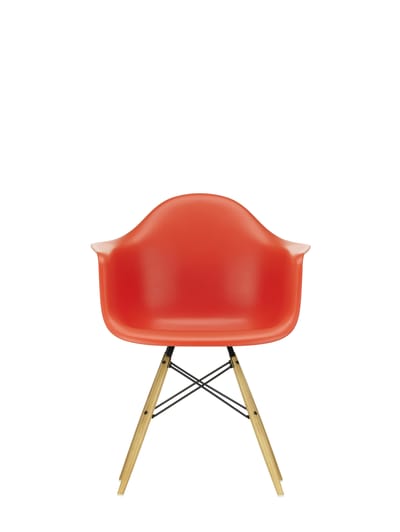 Vitra DAW Eames Plastic Armchair - poppy red RE - gelige esdoorn