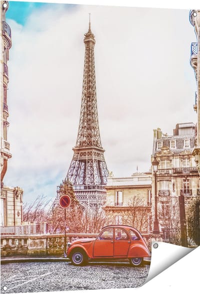 Gards Tuinposter Eiffeltoren in Parijs met een Rode Kever Auto - 80x100 cm - Tuindoek - Tuindecoratie - Wanddecoratie buiten - Tuinschilderij
