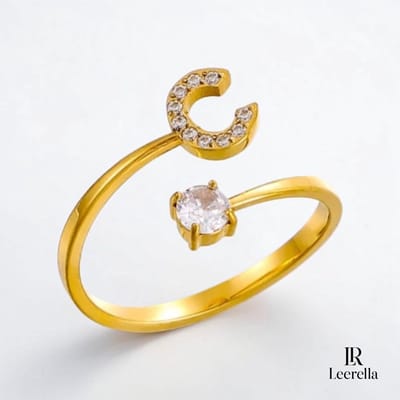Leerella | C | Verstelbare Goudkleurige Initialen Ring - RVS Letter Ring met Zirconia Steentjes - Persoonlijke Naamring Dames