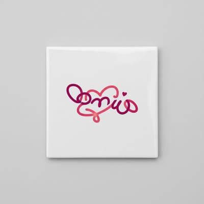 Keramische Tegel met Naam “Omid” en Hartjesdesign – Romantische Decoratieve Wandtegel – 15 x 15 cm
